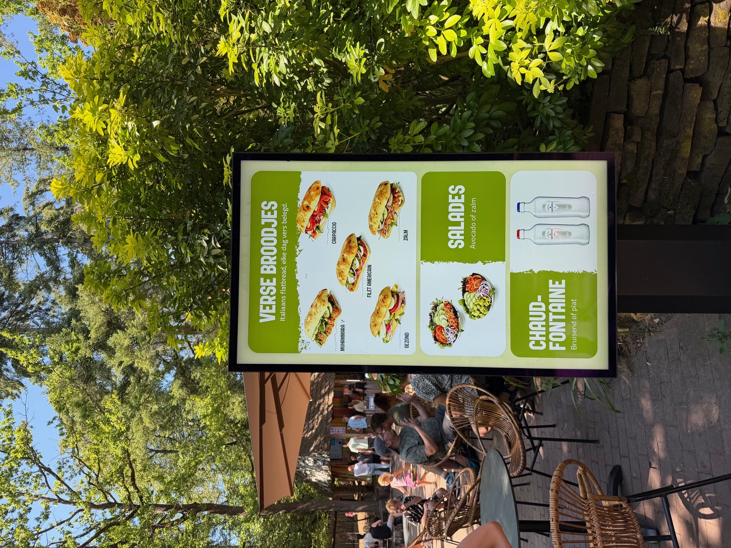 Een van de narrowcasting-schermen in het park 